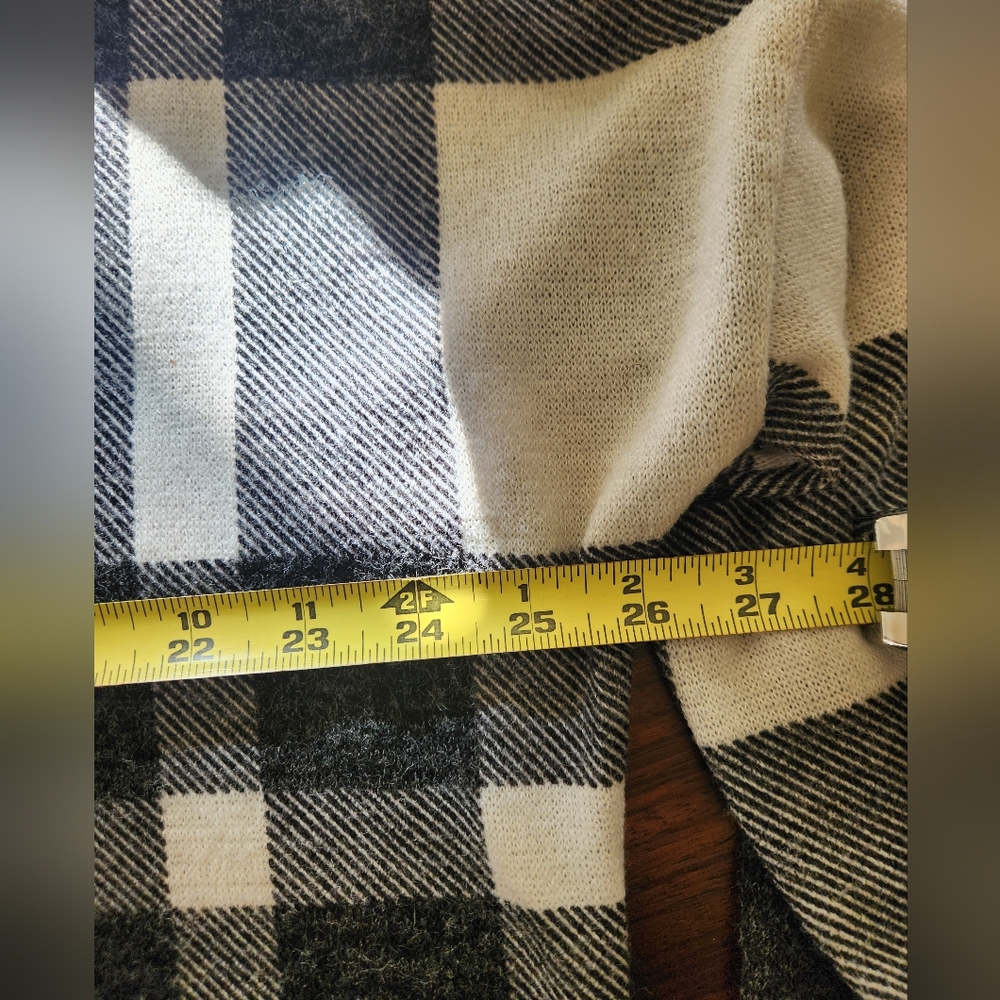 Wanna Be Black and White Plaid V-Neck Top - Picture 8 of 8